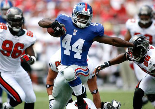 Ahmad Bradshaw runs with the ball in the Giants' victory over the Bucaneers